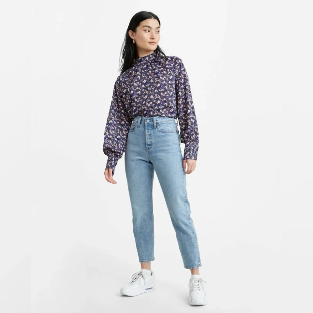 Levi’s • Wedgie Icon Fit Light Wash Skinny Jeans - Picture 10 of 10